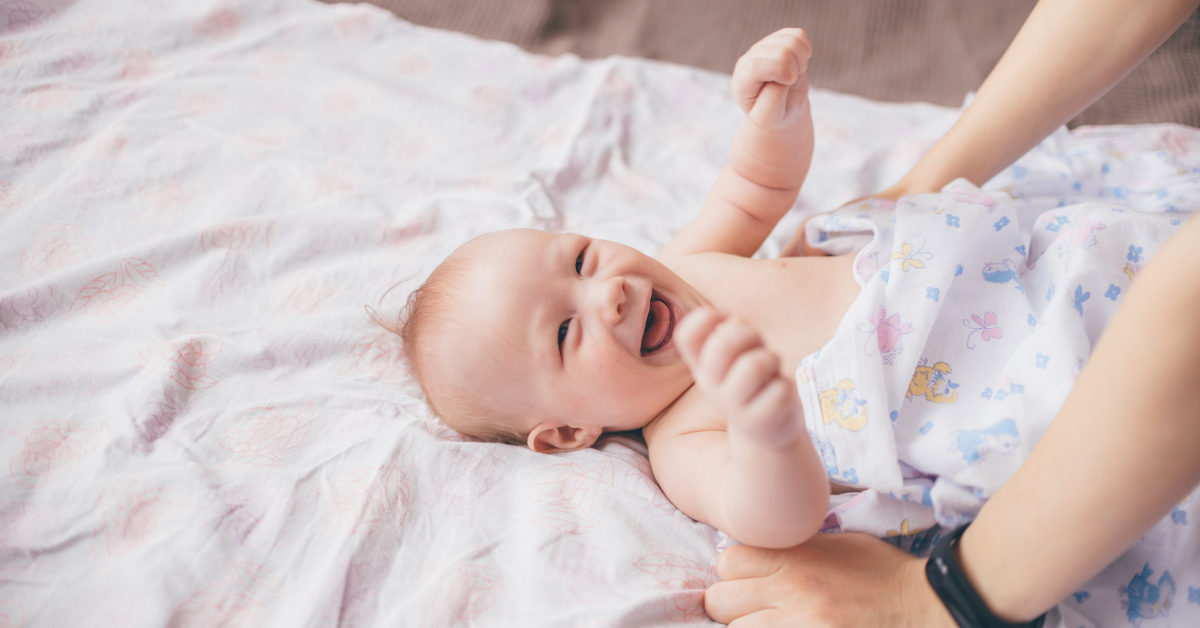 Beba se smeje dok leži